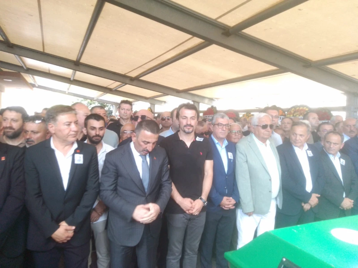 CHP Zonguldak Milletvekili Eylem Ertuğrul’un 85 yaşında hayata vedan eden babası Fehmi Ertuğrul, binlerce kişinin katılımı ile son yolculuğa uğurlandı.