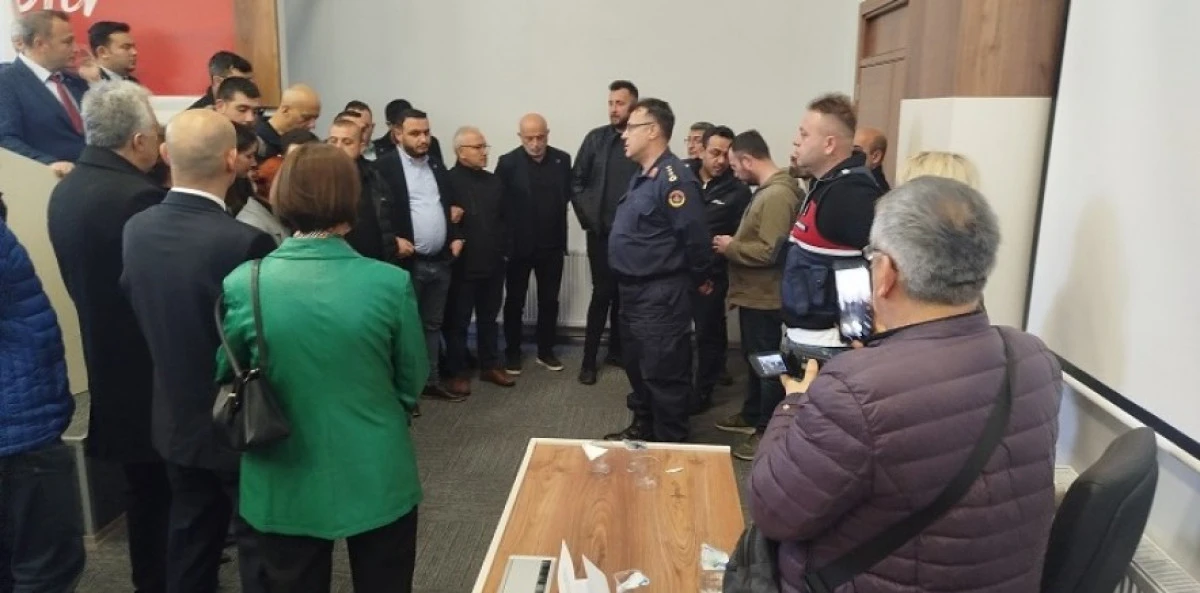 CHP&rsquo;liler salona duvar &ouml;rd&uuml;ler