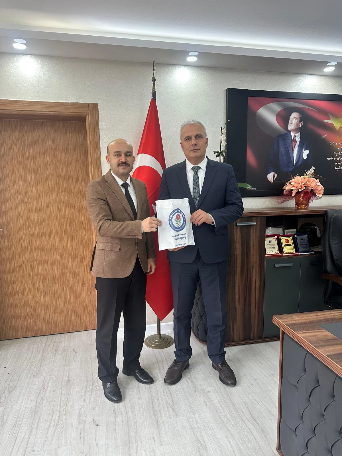 Eğitim-Bir-Sen&rsquo;den İl&ccedil;e Milli Eğitim M&uuml;d&uuml;r&uuml; Harun Akg&uuml;l&rsquo;e Ziyaret