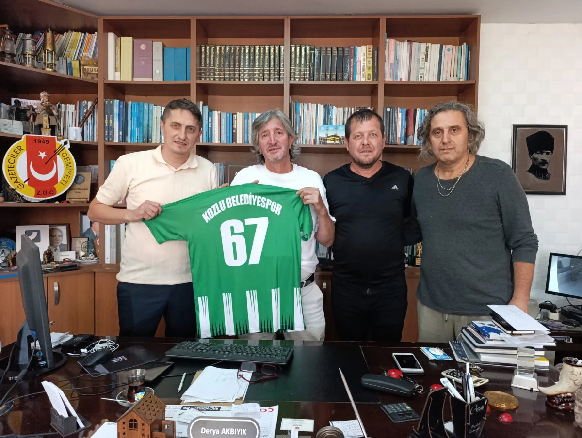 Forma Hediye ettiler. Kozlu Belediyespor'dan Zonguldak Gazeteciler Cemiyeti 'ne ziyaret