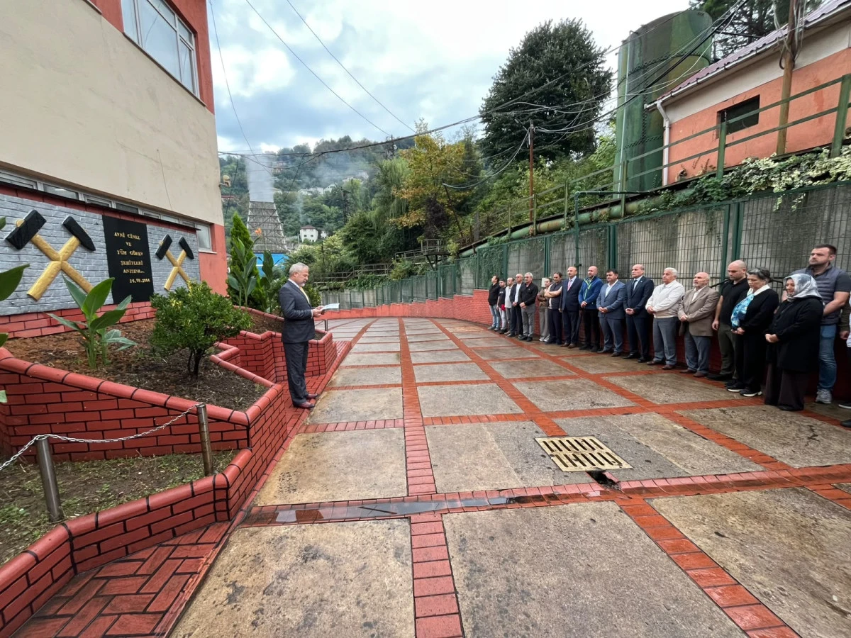 Genel Maden İş&ccedil;ileri Sendikası (GMİS) Genel Başkanı Hakan Yeşil ve genel merkez y&ouml;neticileri