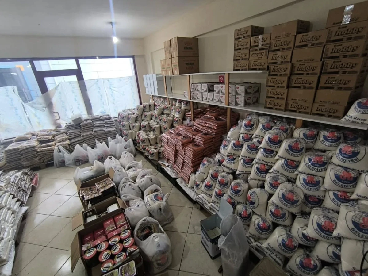  G&uuml;l&uuml;&ccedil; beldesinde, belediye tarafından hazırlanan erzakların ihtiya&ccedil; sahiplerine verildi