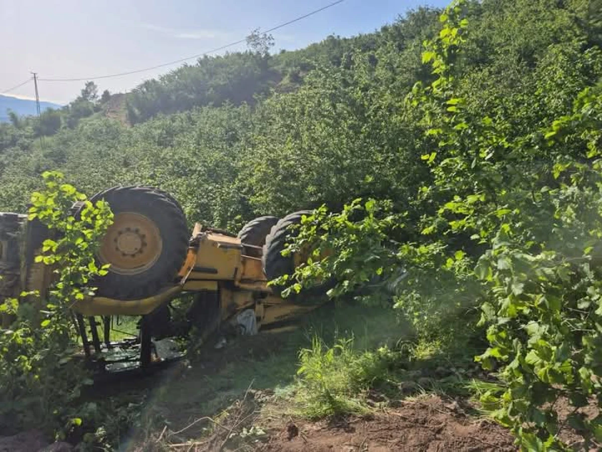İş makinesi şarampole uçtu: Operatör atlayarak kurtuldu