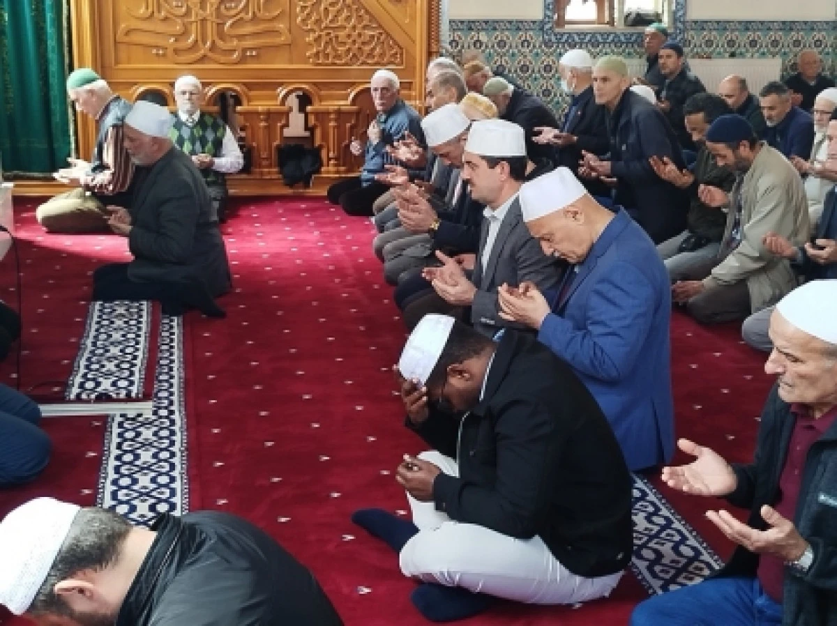 İSMAİL AĞA CAMİ&rsquo;DE 19 YILDIR HATİM İNDİRME GELENEĞİ S&Uuml;RD&Uuml;R&Uuml;L&Uuml;YOR