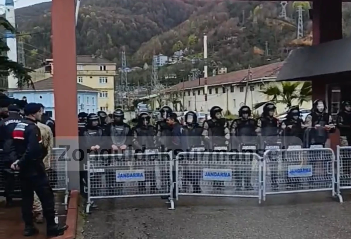 Jandarma, İl Genel Meclisi&rsquo;nde etten duvar &ouml;rd&uuml;
