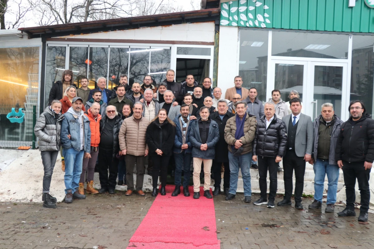 Kdz. Ereğli Belediyesi &Ouml;nceki D&ouml;nem Başkanlarından Murat Sesli, yerel basına mangal partisi verdi.