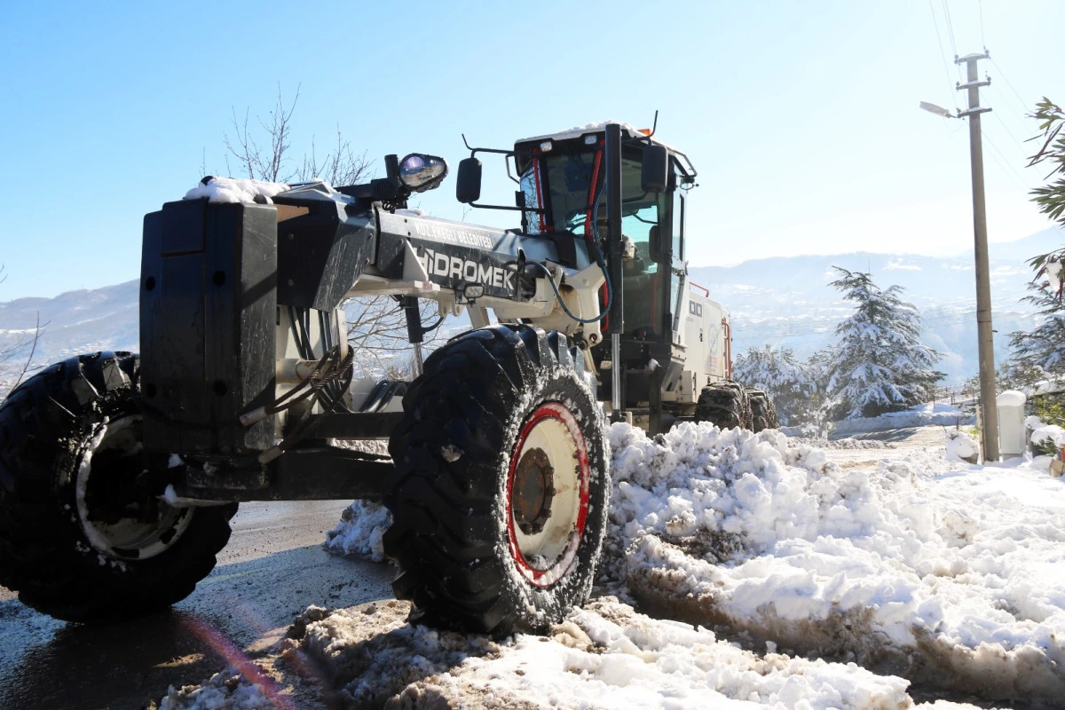 KDZ. EREĞLİ BELEDİYESİ&rsquo;NİN KARLA M&Uuml;CADELE MESAİSİ S&Uuml;R&Uuml;YOR
