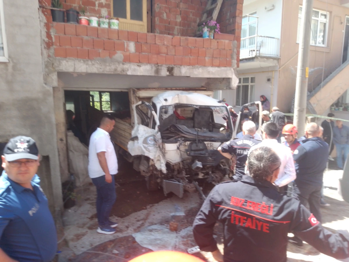 KDZ Ereğli Guldere mah   fireni boşalması sonrası kaza meydana geldi 2 yaralı. 