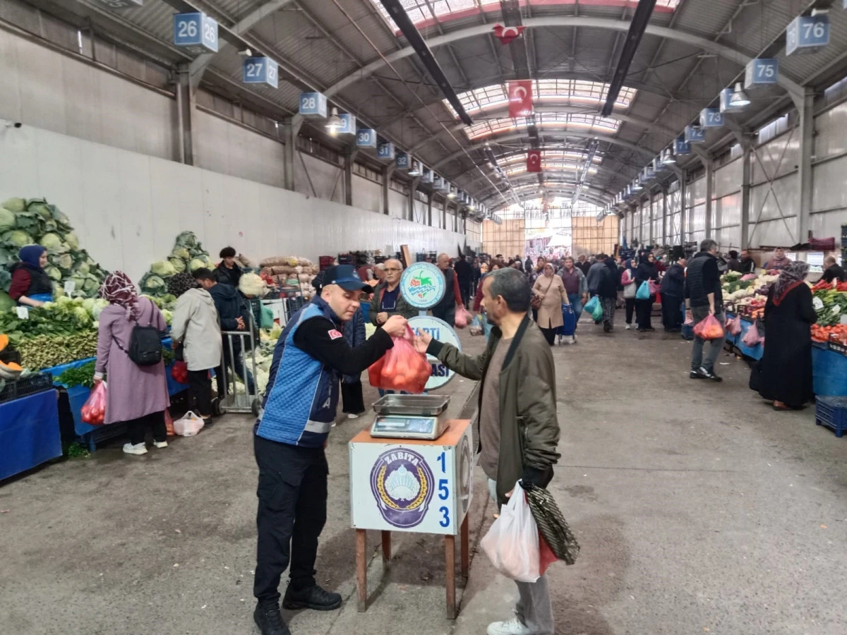 KDZ. EREĞLİ’DE PAZAR POŞETLERİNİ BİRDE ZABITA TARTIYOR