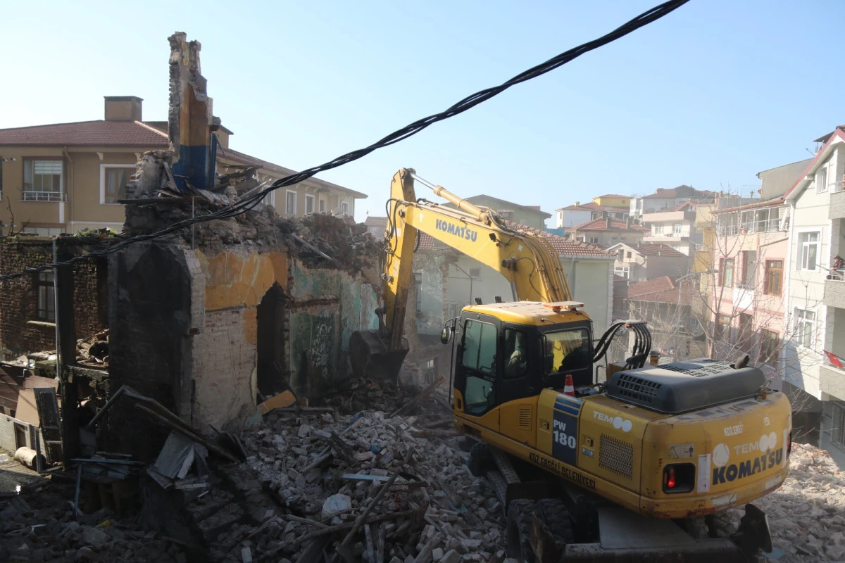 KDZ. EREĞLİ&rsquo;DE TEHLİKE ARZ EDEN METRUK BİNA G&Uuml;VENLİ ŞEKİLDE YIKILDI