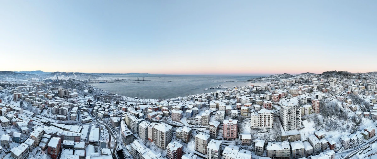 KDZ. EREĞLİ&rsquo;DE YOLLAR VE KALDIRIMLAR KARDAN TEMİZLENİYOR