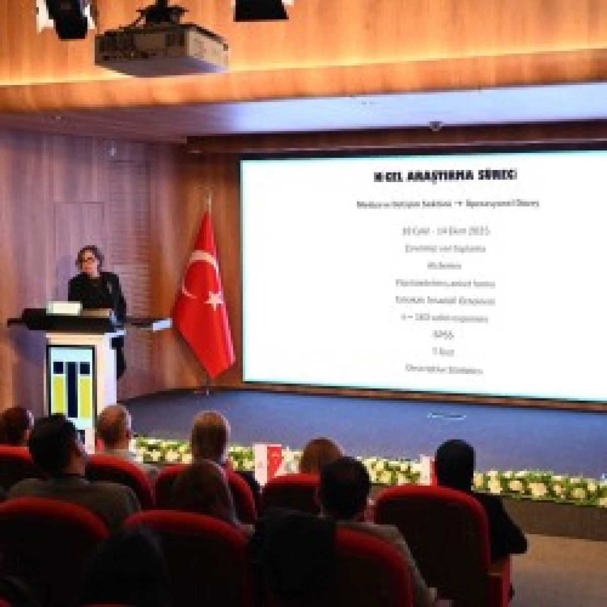 Medya ve İletişim Sekt&ouml;r&uuml;nde Yapay Zek&acirc; Raporu A&ccedil;ıklandı: D&ouml;n&uuml;ş&uuml;m, Fırsatlar ve Riskler Bir Arada Değerlendirildi