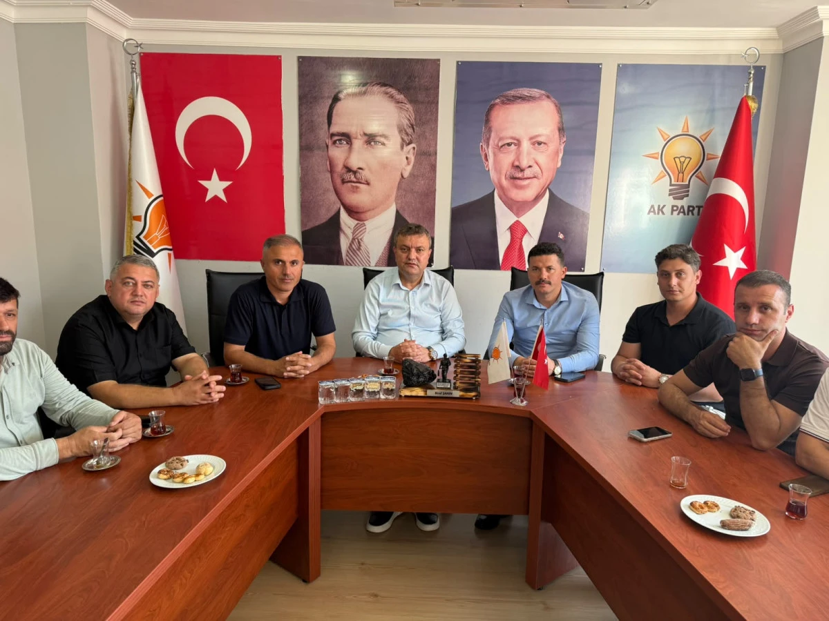 MUTLU VE ARMUT&Ccedil;UK ŞUBE Y&Ouml;NETİMİNDEN AK PARTİ ALAPLI İL&Ccedil;E BAŞKANLIĞI'NA ZİYARET