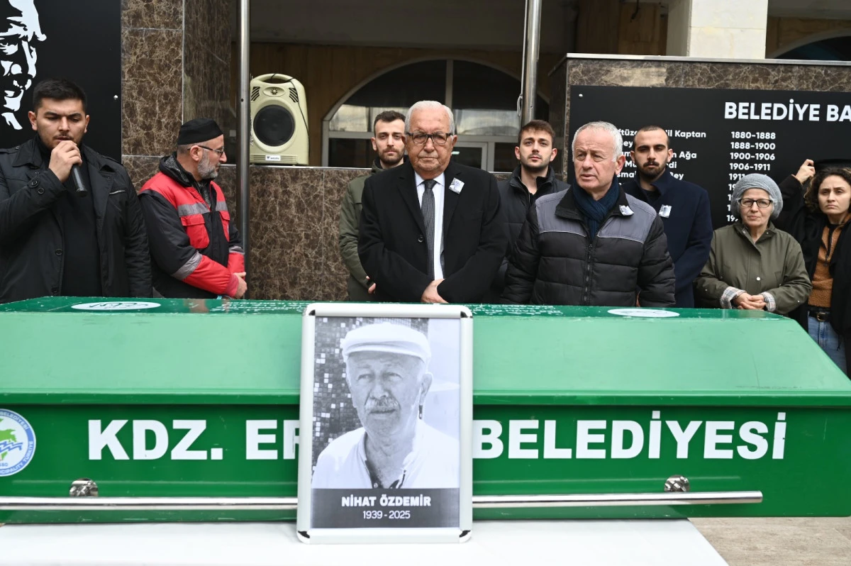 NİHAT &Ouml;ZDEMİR İ&Ccedil;İN BELEDİYE &Ouml;N&Uuml;NDE T&Ouml;REN D&Uuml;ZENLENDİ