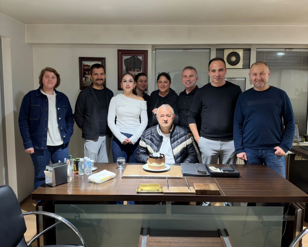 PERSONELİNDEN YAZICIOĞLUNA S&Uuml;PRİZ DOĞUM G&Uuml;N&Uuml;  KUTLAMASI  