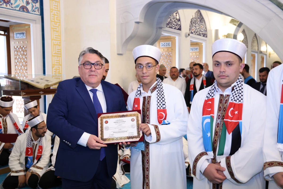 Rekt&ouml;r &Ouml;z&ouml;l&ccedil;er, Hafızlık İcazet Merasimi&rsquo;nde Gen&ccedil; Hafızların Sevincine Ortak Oldu