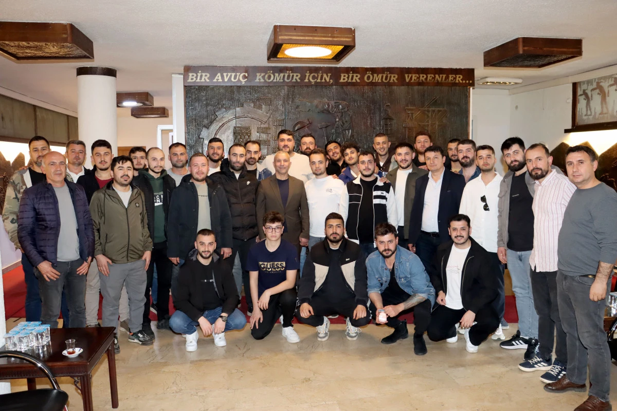 ÜZÜLMEZ’DE GRUPLU ÇALIŞAN MADENCİLERDEN DEMİR’E ZİYARET