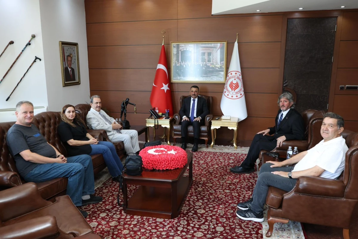 Vali Hacıbektaşoğlu, Gazetecileri makamında ağırlad