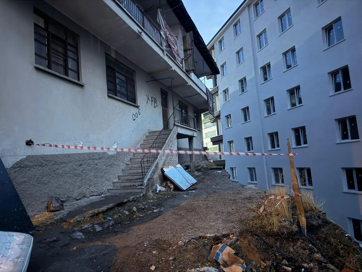 Vatandaşın CİMER&rsquo;denYaptığı Acil Yardım &Ccedil;ağrısı Kurumları Teyakkuza Ge&ccedil;irdi  Altındağ&rsquo;da İnşaat Kazısında Temeli Zedelenen Bina Boşaltıldı